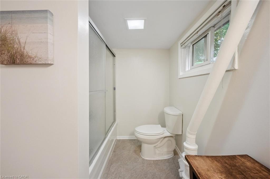 321 Vine Street, Cambridge, ON - Indoor Photo Showing Bathroom