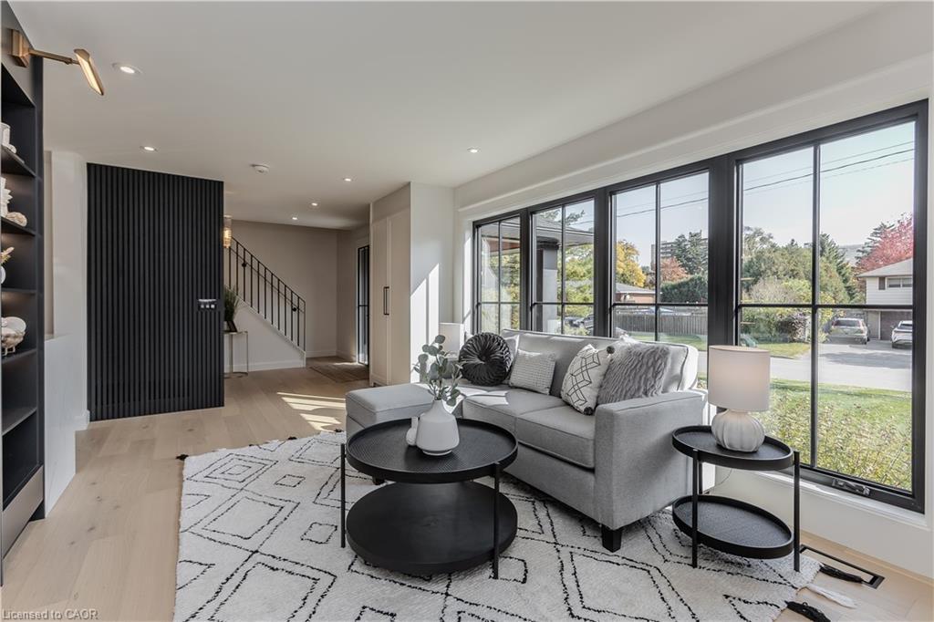 3029 Eva Drive, Burlington, ON - Indoor Photo Showing Living Room