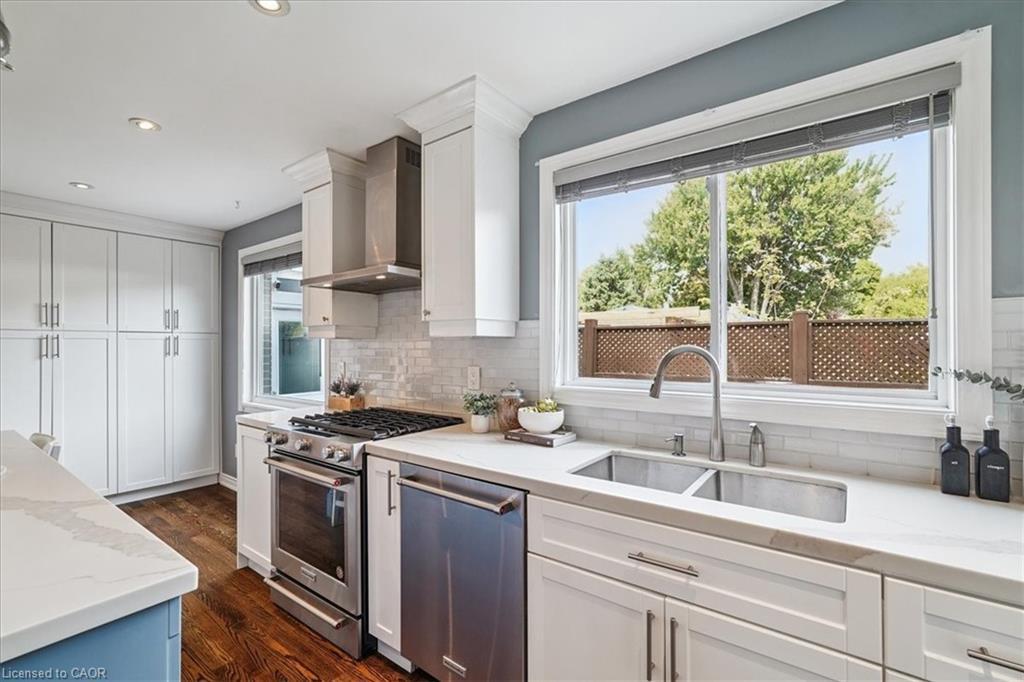 1923 Steepbank Crescent, Mississauga, ON - Indoor Photo Showing Kitchen With Double Sink With Upgraded Kitchen