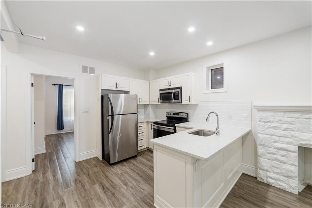 27 Melrose Avenue S, Hamilton, ON - Indoor Photo Showing Kitchen