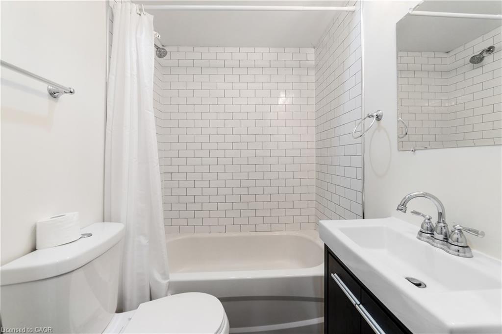27 Melrose Avenue S, Hamilton, ON - Indoor Photo Showing Bathroom