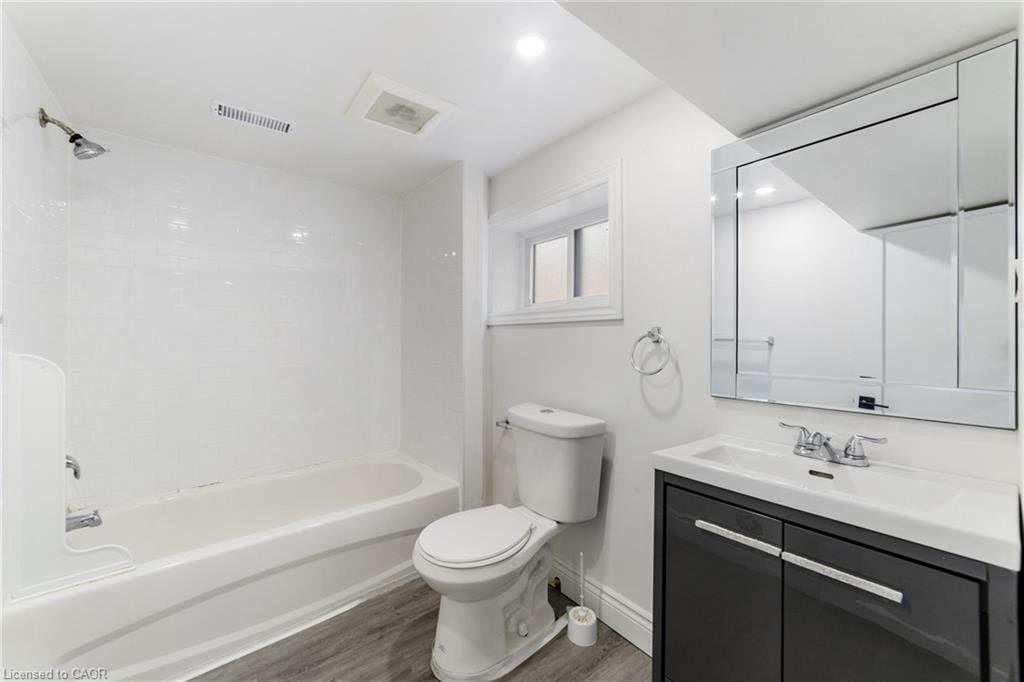 27 Melrose Avenue S, Hamilton, ON - Indoor Photo Showing Bathroom