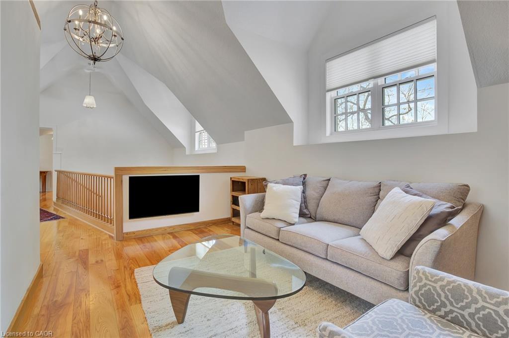 17 The Kirksway, Kitchener, ON - Indoor Photo Showing Living Room