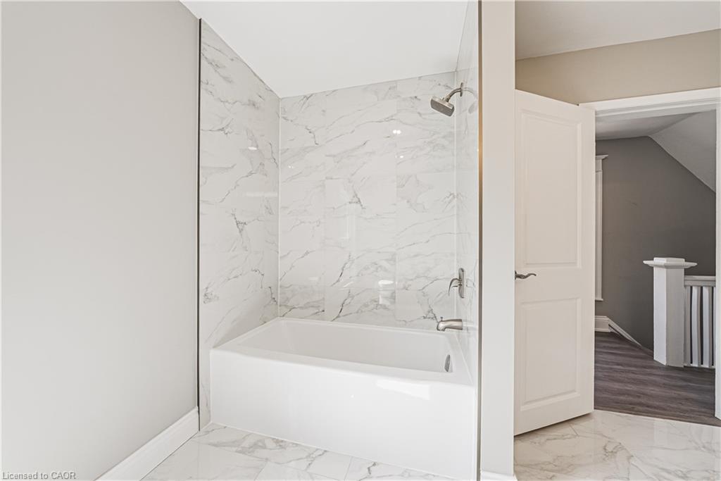 354 Cumberland Avenue, Hamilton, ON - Indoor Photo Showing Bathroom