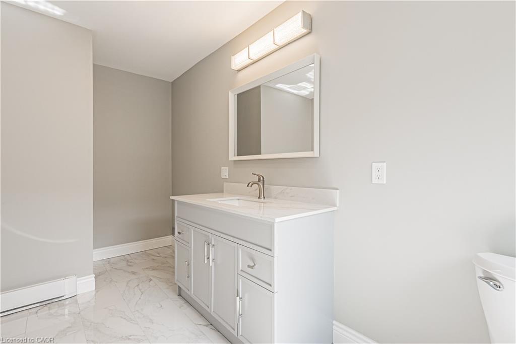 354 Cumberland Avenue, Hamilton, ON - Indoor Photo Showing Bathroom