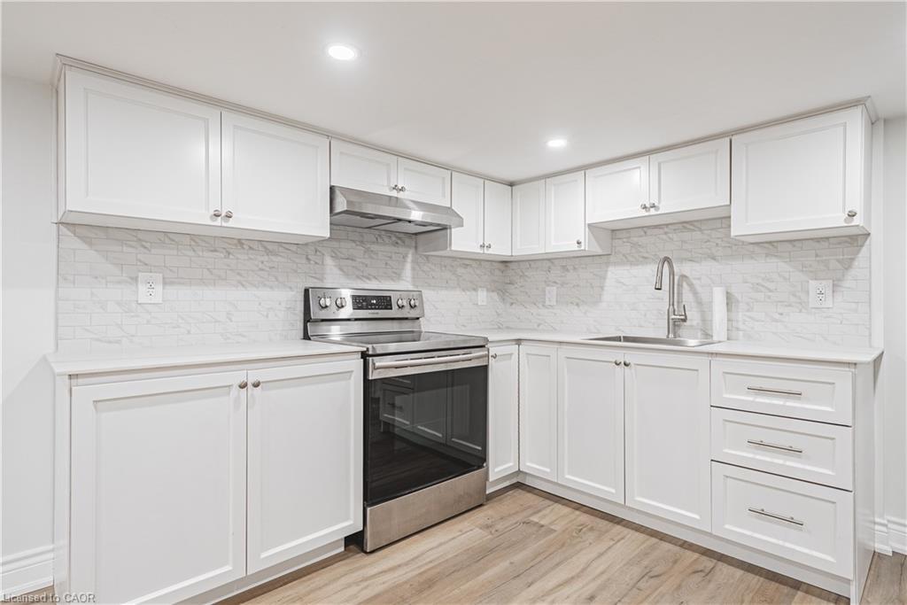 354 Cumberland Avenue, Hamilton, ON - Indoor Photo Showing Kitchen With Upgraded Kitchen