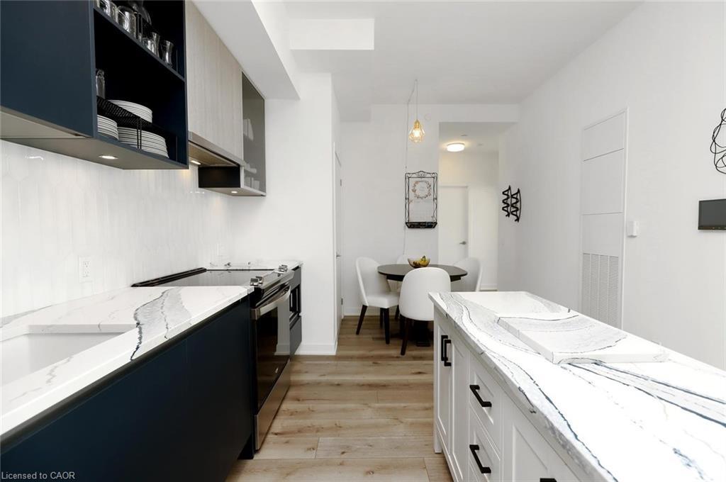 Ph02-405 Dundas Street W, Oakville, ON - Indoor Photo Showing Kitchen With Upgraded Kitchen