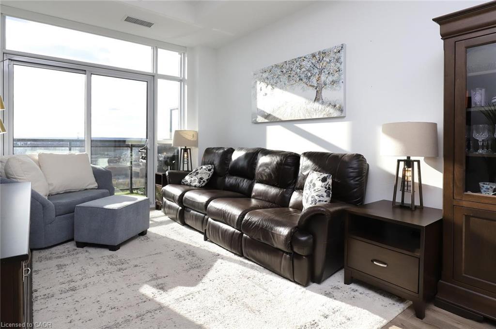 Ph02-405 Dundas Street W, Oakville, ON - Indoor Photo Showing Living Room