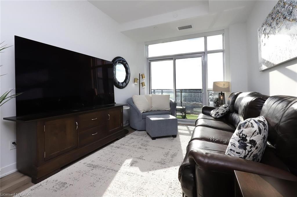 Ph02-405 Dundas Street W, Oakville, ON - Indoor Photo Showing Living Room