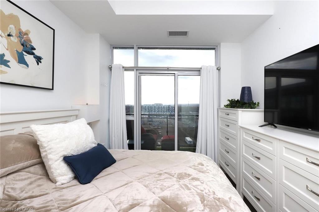 Ph02-405 Dundas Street W, Oakville, ON - Indoor Photo Showing Bedroom