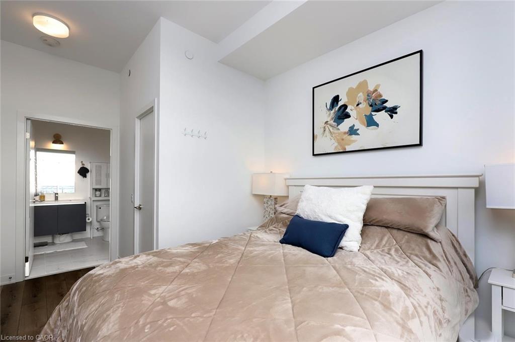 Ph02-405 Dundas Street W, Oakville, ON - Indoor Photo Showing Bedroom