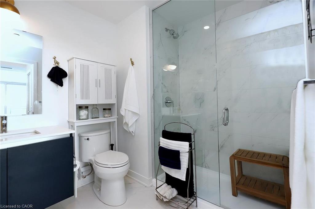 Ph02-405 Dundas Street W, Oakville, ON - Indoor Photo Showing Bathroom