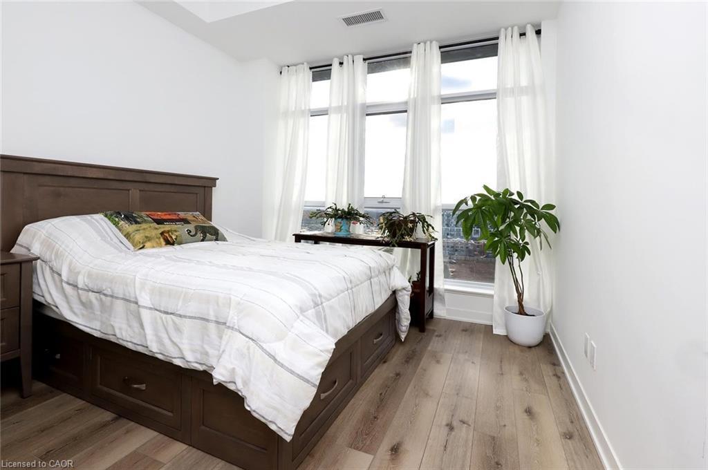 Ph02-405 Dundas Street W, Oakville, ON - Indoor Photo Showing Bedroom