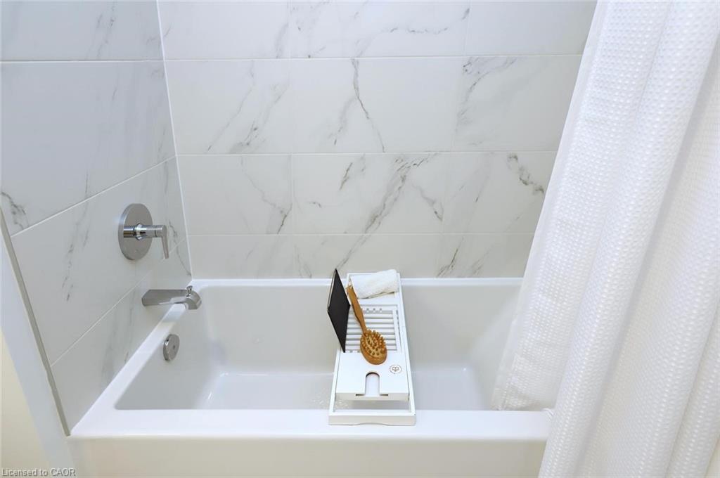 Ph02-405 Dundas Street W, Oakville, ON - Indoor Photo Showing Bathroom