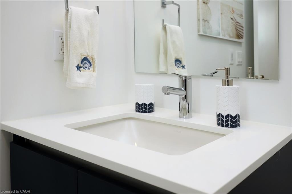 Ph02-405 Dundas Street W, Oakville, ON - Indoor Photo Showing Bathroom