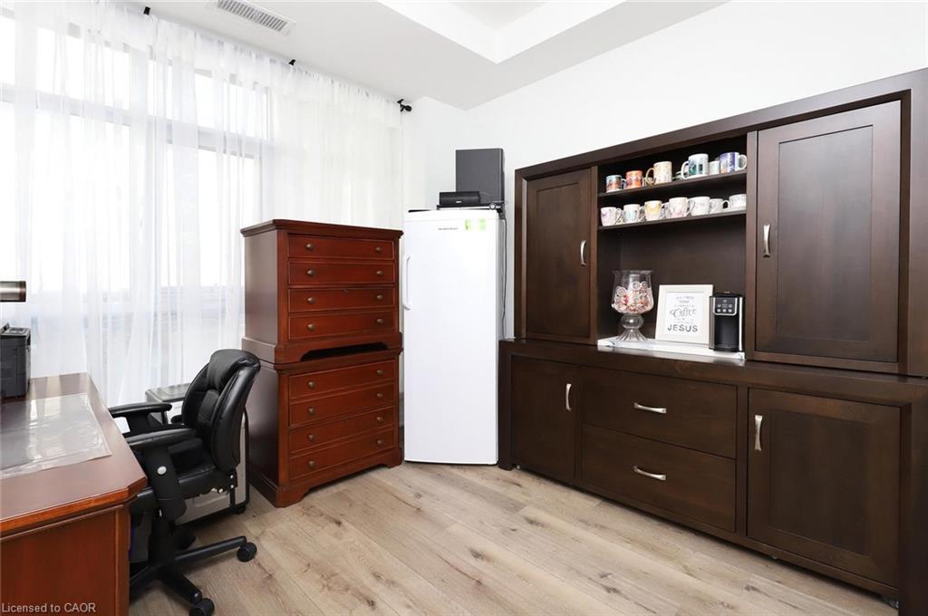 Ph02-405 Dundas Street W, Oakville, ON - Indoor Photo Showing Office