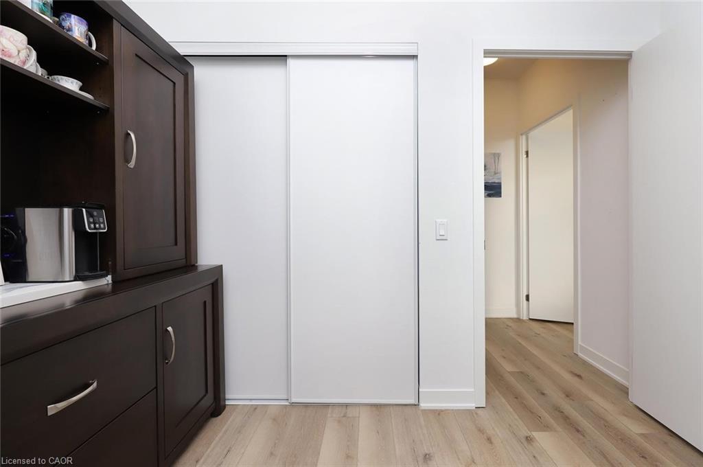 Ph02-405 Dundas Street W, Oakville, ON - Indoor Photo Showing Other Room