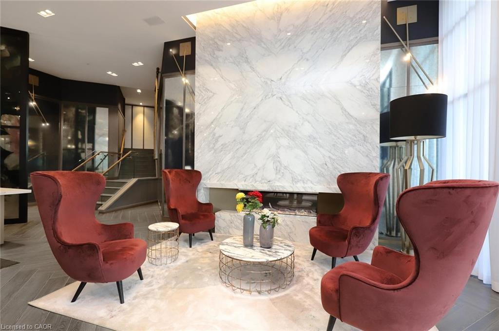 Ph02-405 Dundas Street W, Oakville, ON - Indoor Photo Showing Other Room