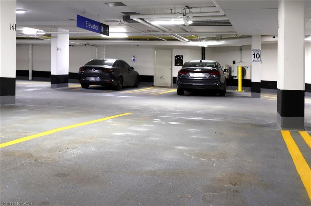 Ph02-405 Dundas Street W, Oakville, ON - Indoor Photo Showing Garage