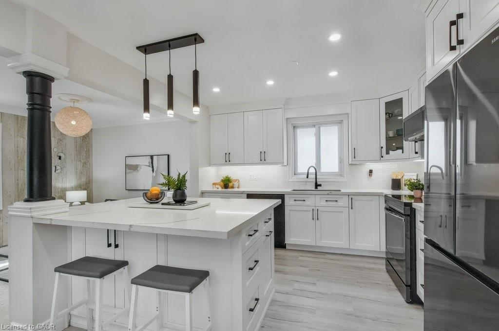 19 Apple Ridge Drive, Kitchener, ON - Indoor Photo Showing Kitchen With Upgraded Kitchen