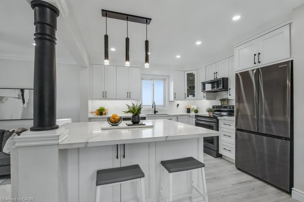 19 Apple Ridge Drive, Kitchener, ON - Indoor Photo Showing Kitchen With Upgraded Kitchen