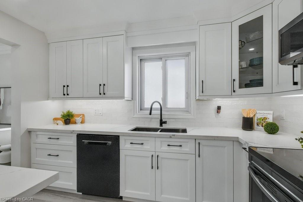 19 Apple Ridge Drive, Kitchener, ON - Indoor Photo Showing Kitchen With Double Sink With Upgraded Kitchen