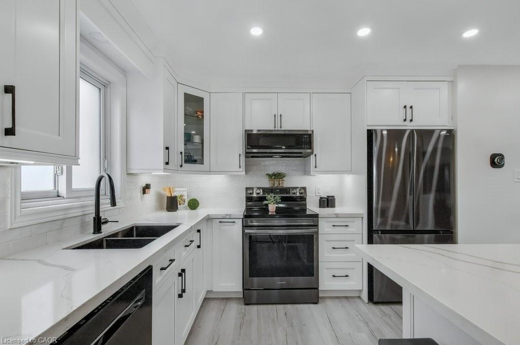 19 Apple Ridge Drive, Kitchener, ON - Indoor Photo Showing Kitchen With Double Sink With Upgraded Kitchen