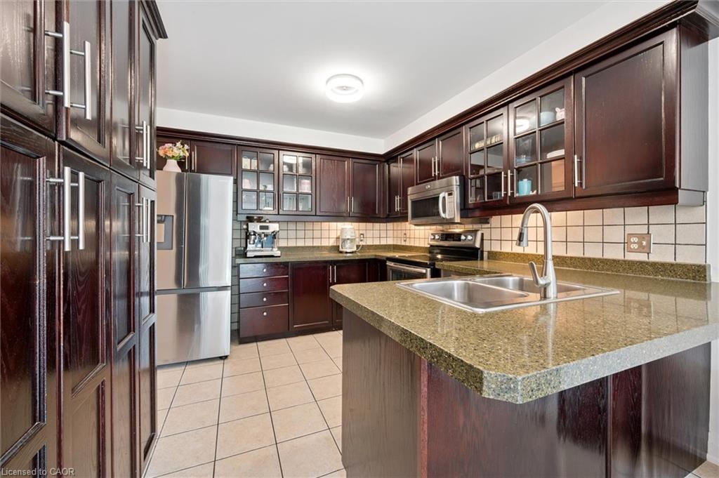 140 Veronica Drive, Kitchener, ON - Indoor Photo Showing Kitchen With Double Sink With Upgraded Kitchen