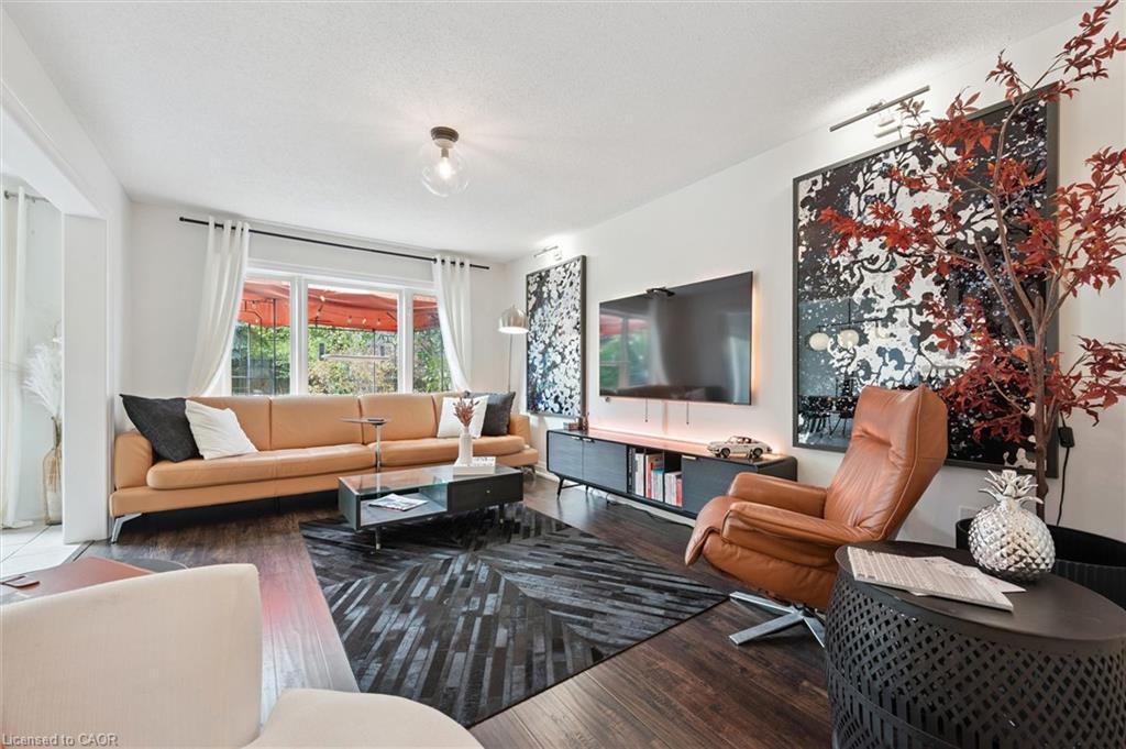 140 Veronica Drive, Kitchener, ON - Indoor Photo Showing Living Room
