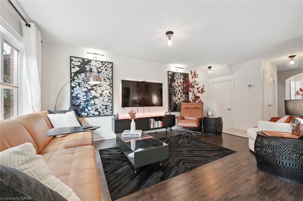 140 Veronica Drive, Kitchener, ON - Indoor Photo Showing Living Room