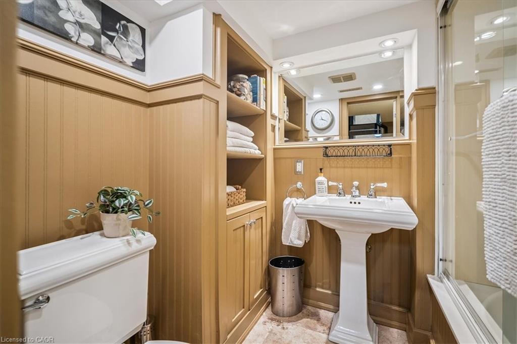 263 Hart Avenue, Burlington, ON - Indoor Photo Showing Bathroom