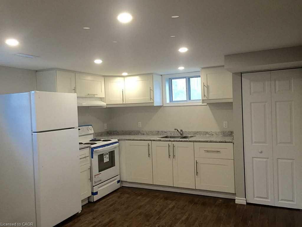 2-82 Palmer Road, Hamilton, ON - Indoor Photo Showing Kitchen With Double Sink