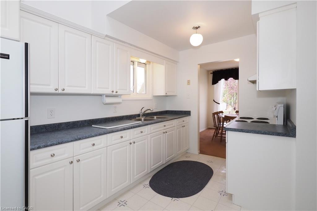 197 Wedgewood Drive, Cambridge, ON - Indoor Photo Showing Kitchen With Double Sink
