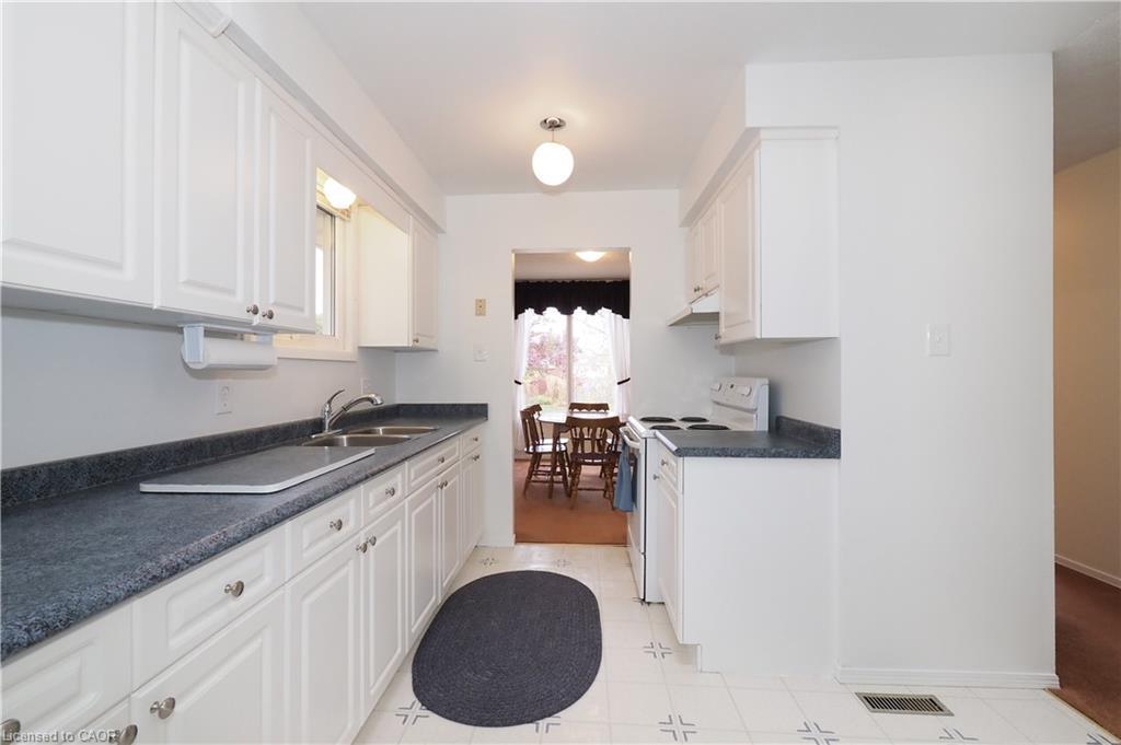 197 Wedgewood Drive, Cambridge, ON - Indoor Photo Showing Kitchen With Double Sink