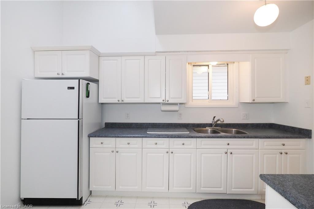 197 Wedgewood Drive, Cambridge, ON - Indoor Photo Showing Kitchen With Double Sink