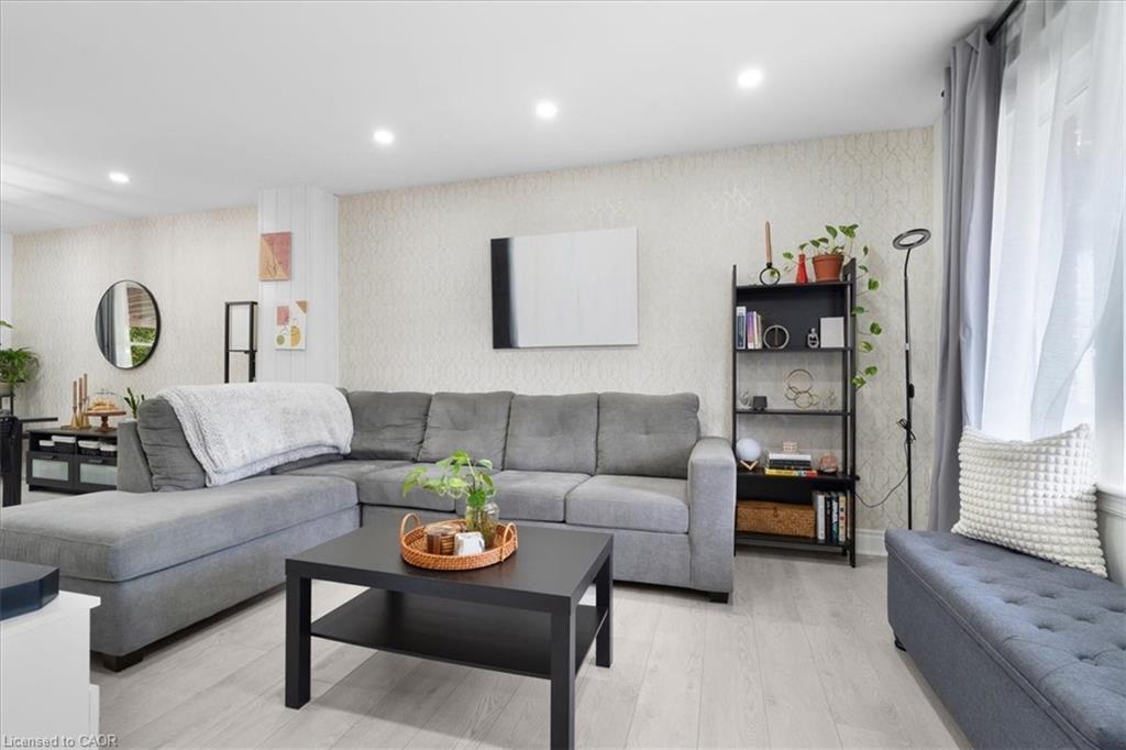 133 Frederick Avenue, Hamilton, ON - Indoor Photo Showing Living Room