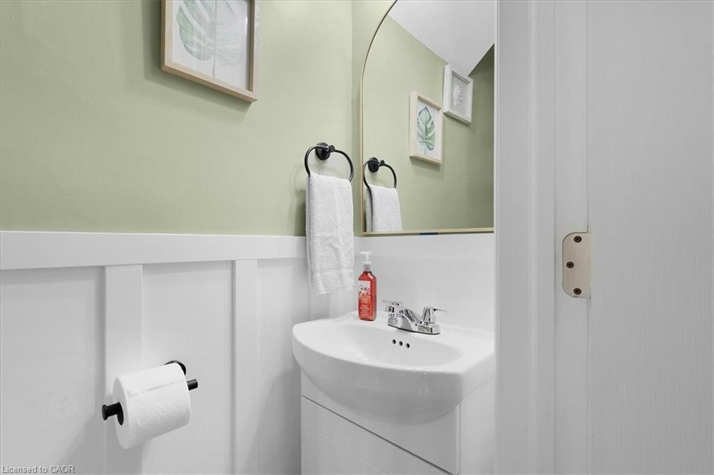 133 Frederick Avenue, Hamilton, ON - Indoor Photo Showing Bathroom