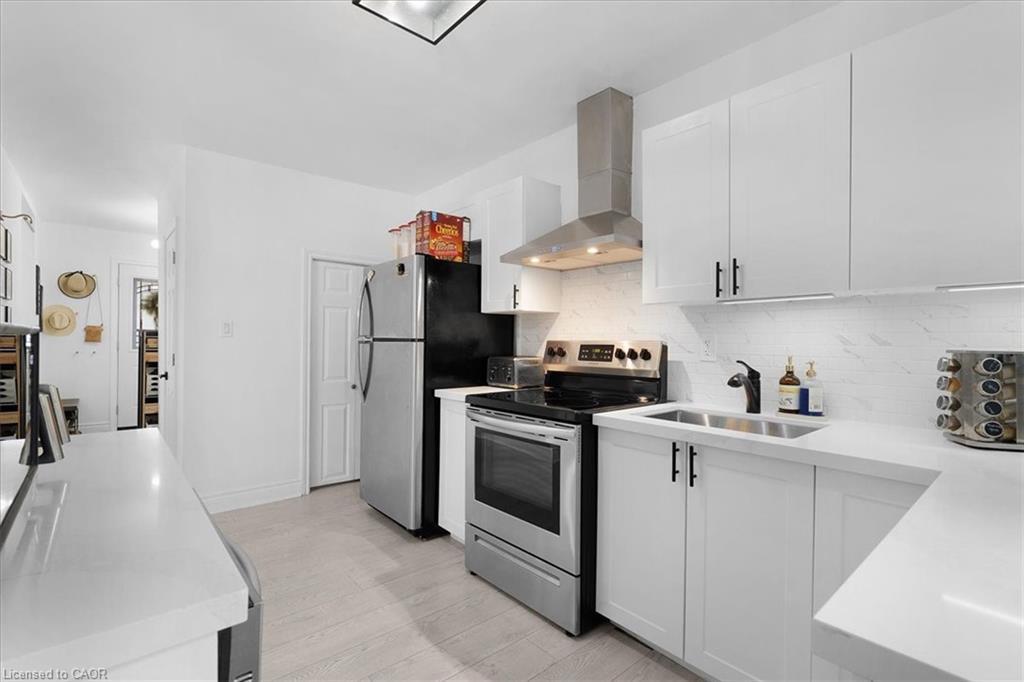 133 Frederick Avenue, Hamilton, ON - Indoor Photo Showing Kitchen
