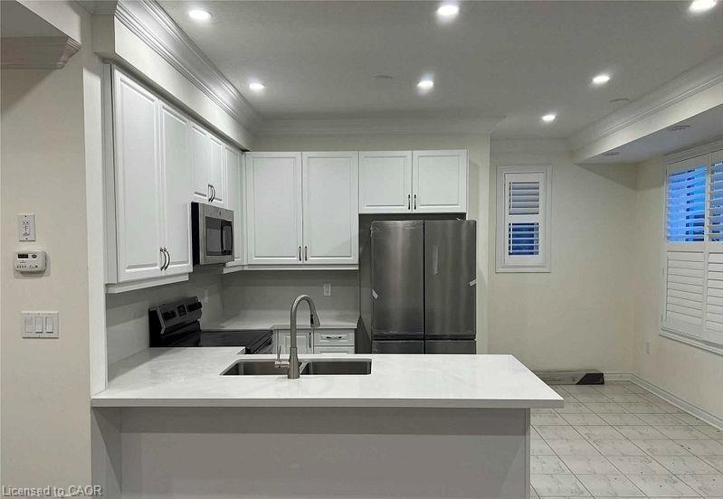 51-383 Dundas Street E, Hamilton, ON - Indoor Photo Showing Kitchen