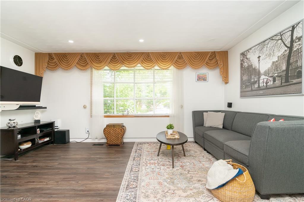55 Ramblewood Way, Kitchener, ON - Indoor Photo Showing Living Room