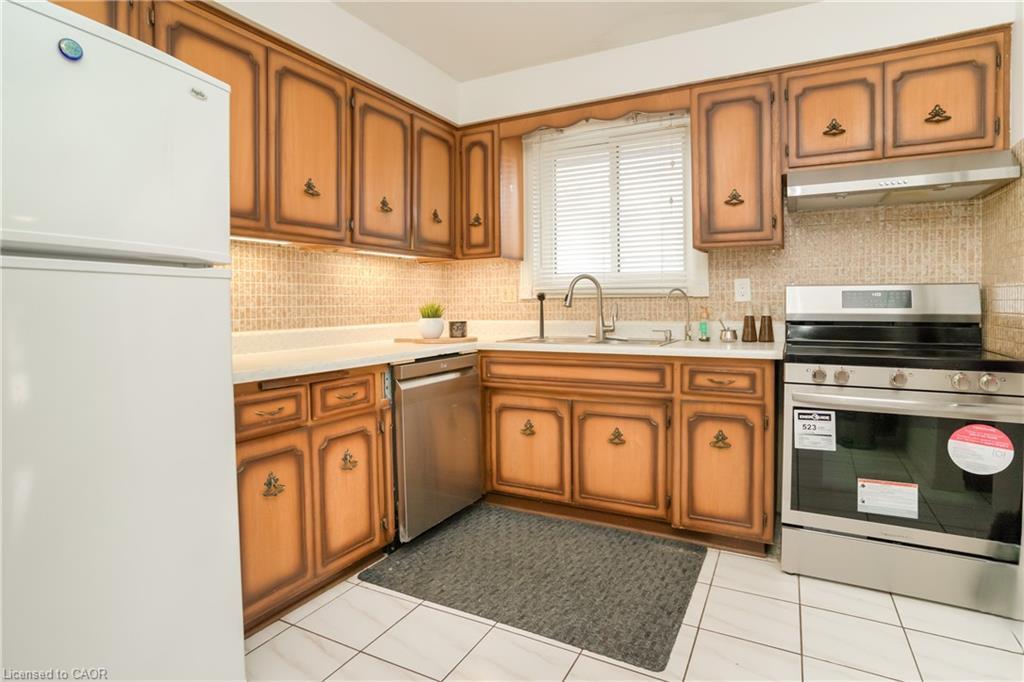 55 Ramblewood Way, Kitchener, ON - Indoor Photo Showing Kitchen