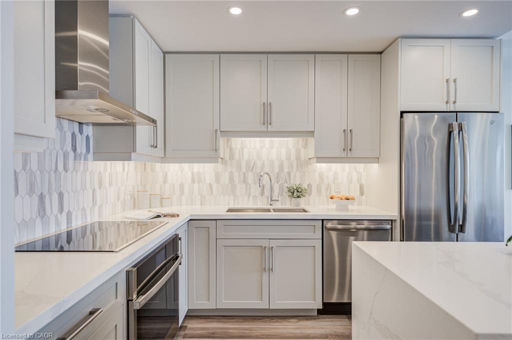 906-2025 Maria Street, Burlington, ON - Indoor Photo Showing Kitchen With Stainless Steel Kitchen With Upgraded Kitchen