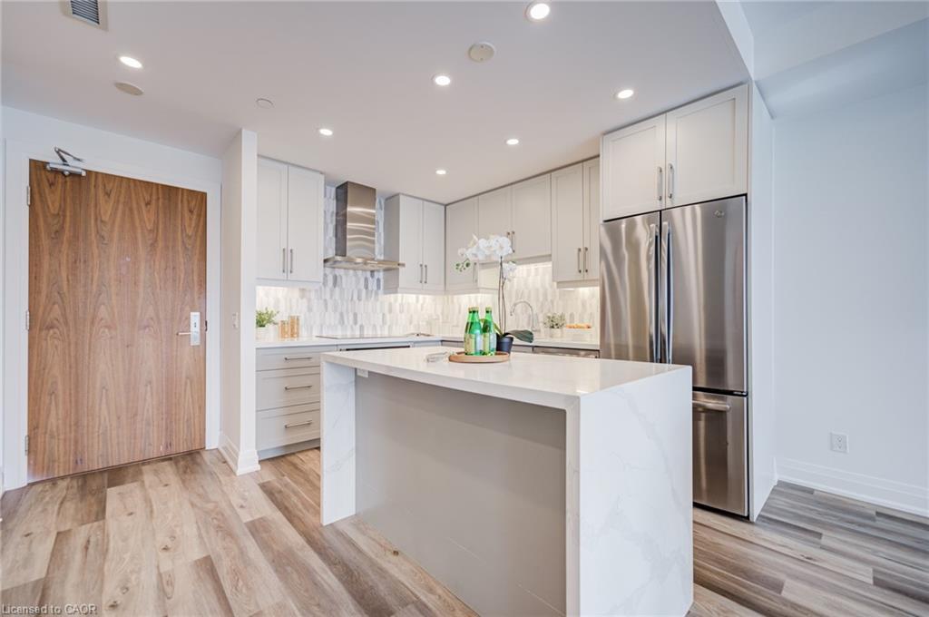 906-2025 Maria Street, Burlington, ON - Indoor Photo Showing Kitchen With Stainless Steel Kitchen With Upgraded Kitchen