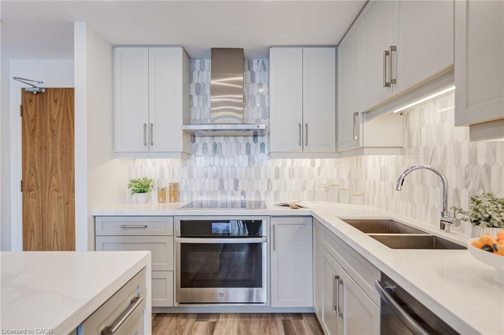 906-2025 Maria Street, Burlington, ON - Indoor Photo Showing Kitchen With Double Sink With Upgraded Kitchen