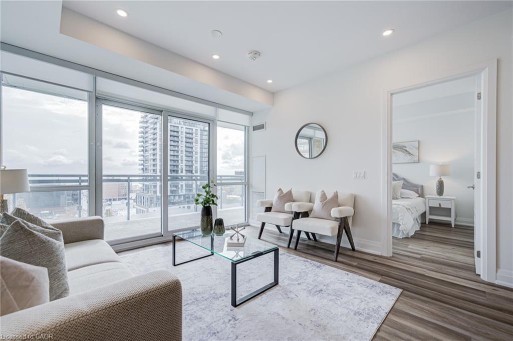 906-2025 Maria Street, Burlington, ON - Indoor Photo Showing Living Room