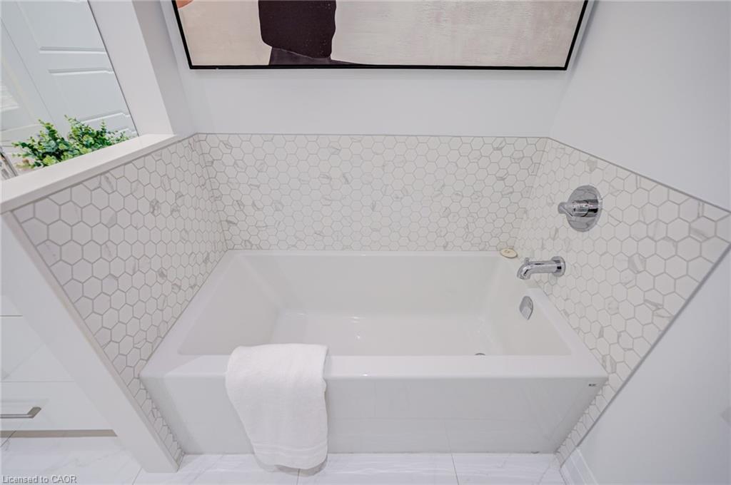 906-2025 Maria Street, Burlington, ON - Indoor Photo Showing Bathroom