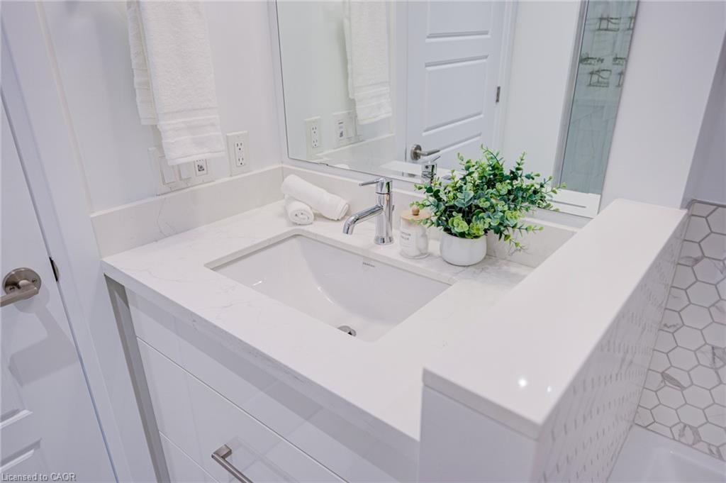 906-2025 Maria Street, Burlington, ON - Indoor Photo Showing Bathroom