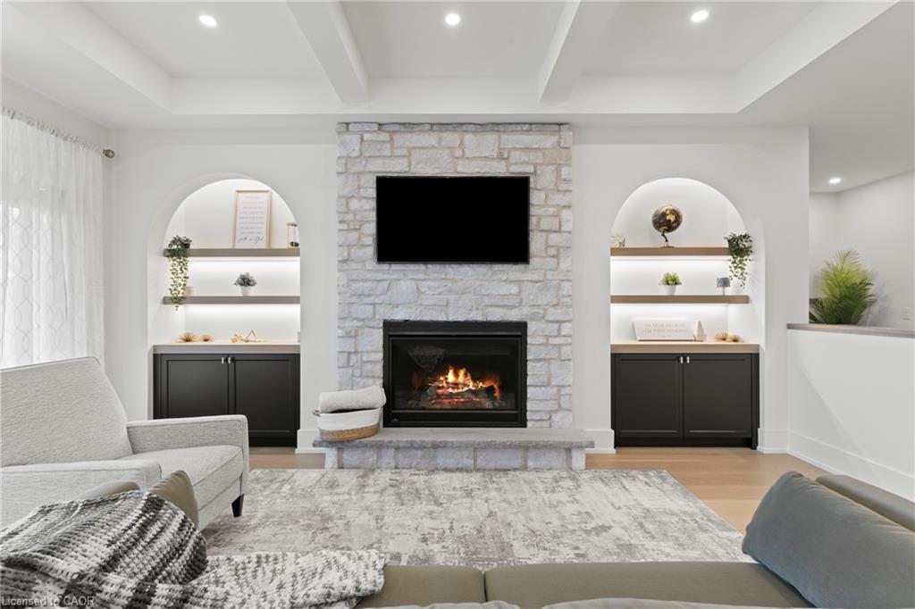 637 Buffalo Road, Fort Erie, ON - Indoor Photo Showing Living Room With Fireplace