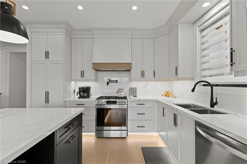 637 Buffalo Road, Fort Erie, ON - Indoor Photo Showing Kitchen With Double Sink With Upgraded Kitchen