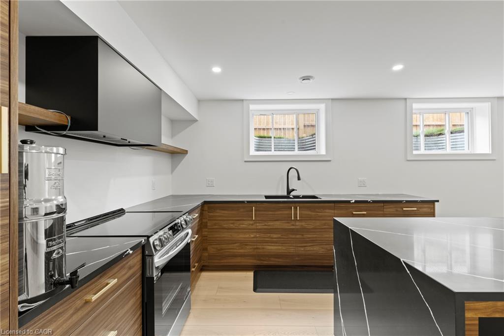 637 Buffalo Road, Fort Erie, ON - Indoor Photo Showing Kitchen With Double Sink